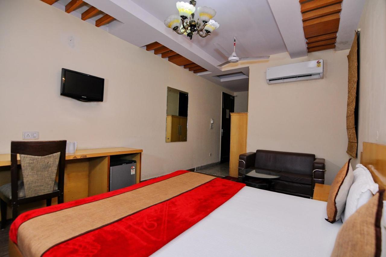 Hotel Tjs Grand Delhi  Esterno foto