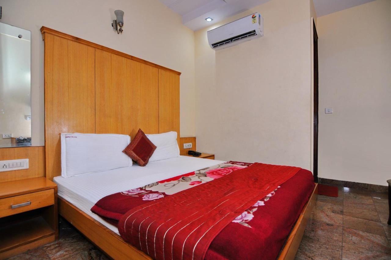 Hotel Tjs Grand Delhi  Esterno foto