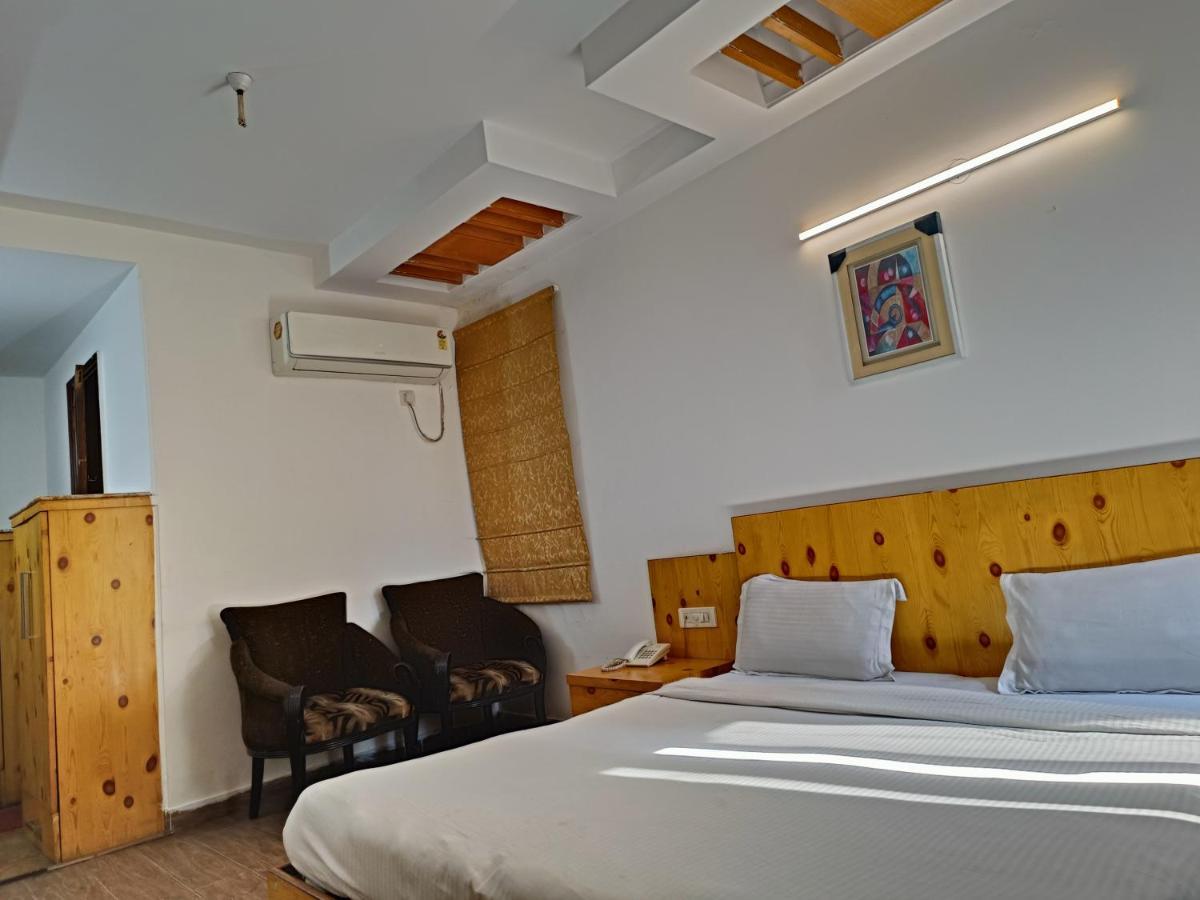 Hotel Tjs Grand Delhi  Esterno foto