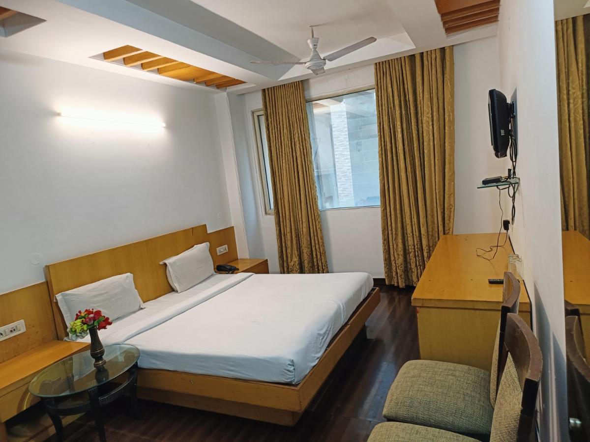 Hotel Tjs Grand Delhi  Esterno foto