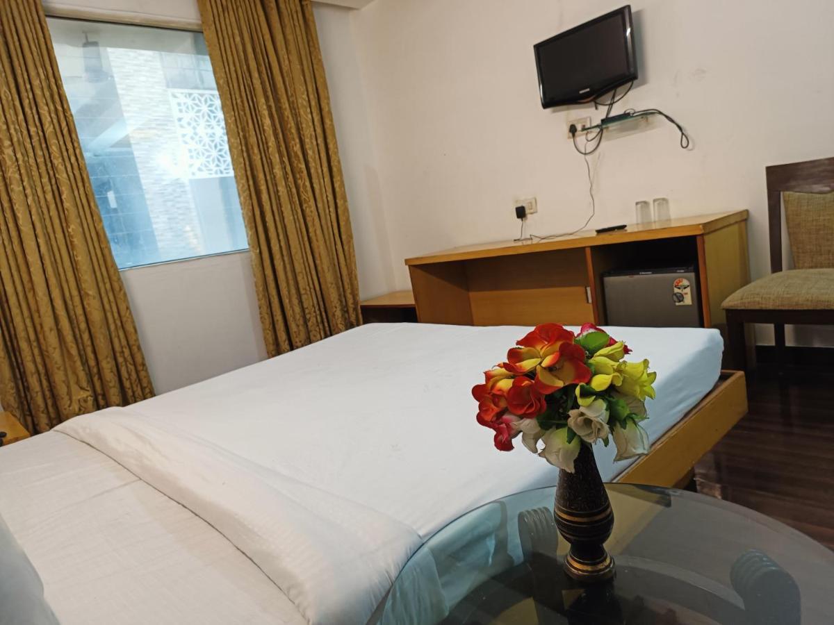 Hotel Tjs Grand Delhi  Esterno foto