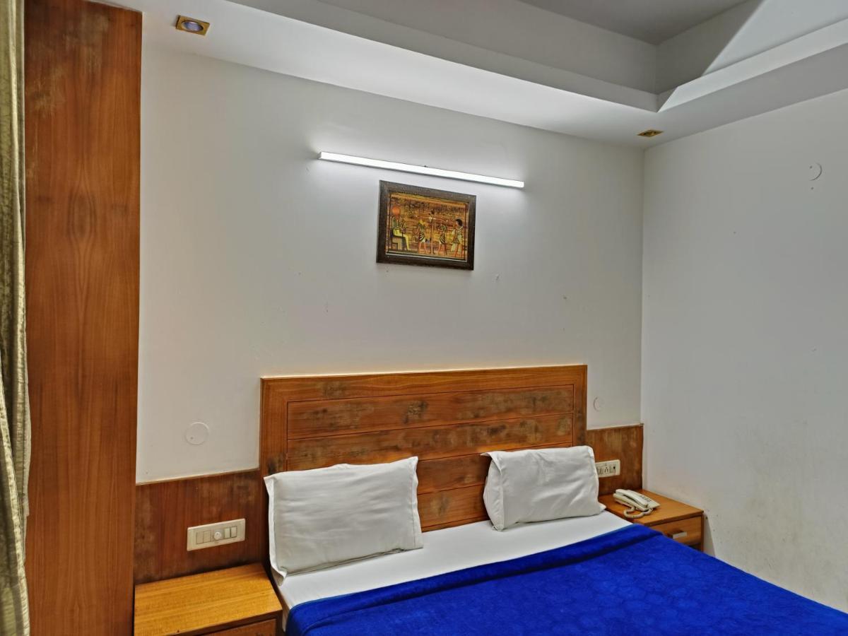 Hotel Tjs Grand Delhi  Esterno foto