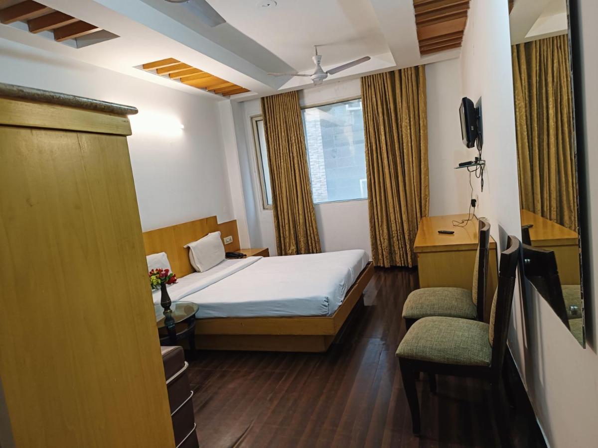 Hotel Tjs Grand Delhi  Esterno foto