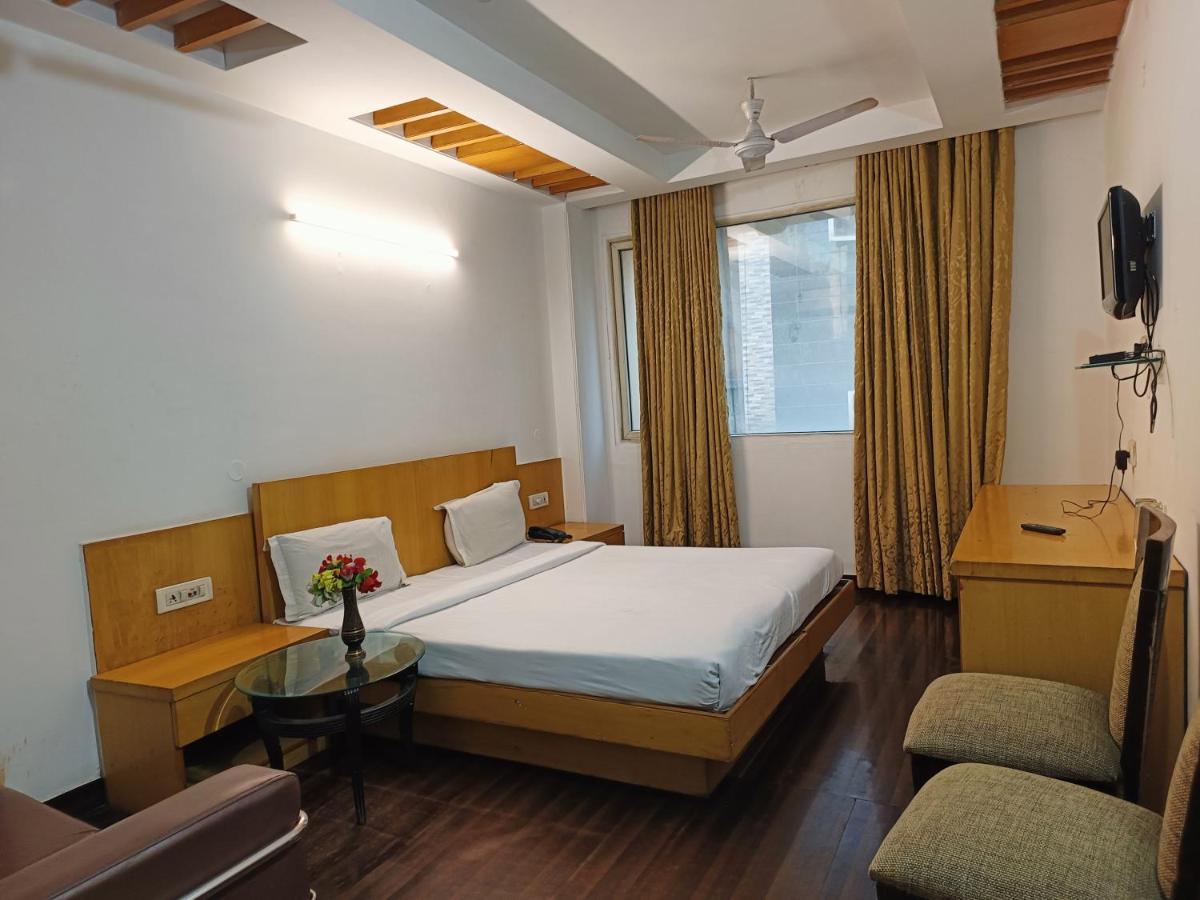 Hotel Tjs Grand Delhi  Esterno foto