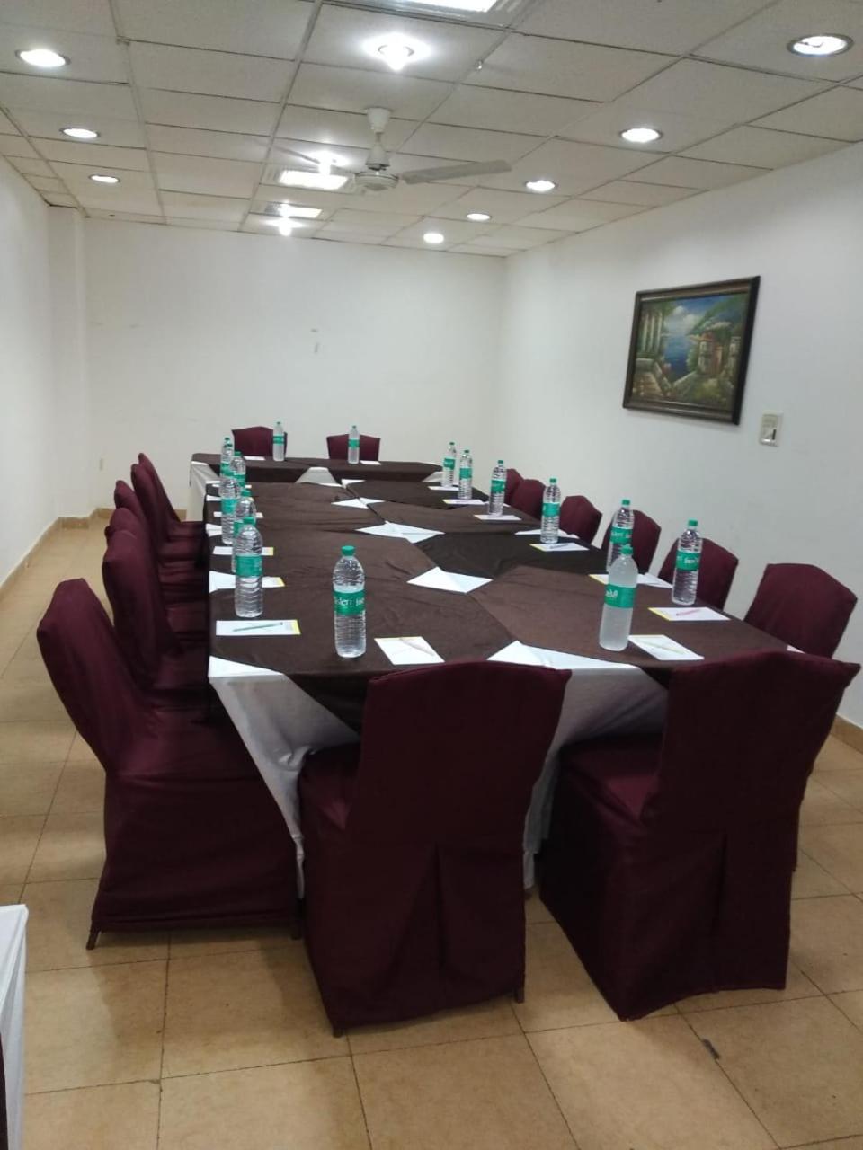 Hotel Tjs Grand Delhi  Esterno foto